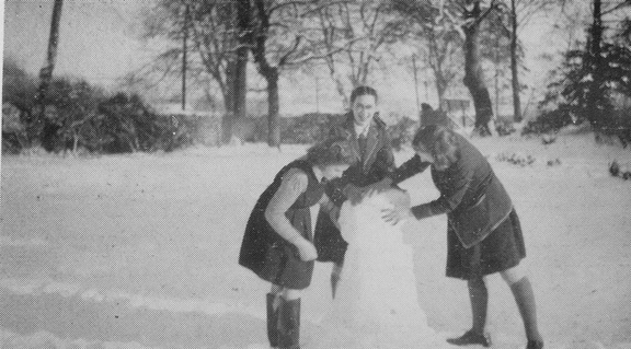 0158, C51 22B aka C51 22A, 21 Mar 1951, Three Girls and a Snowman