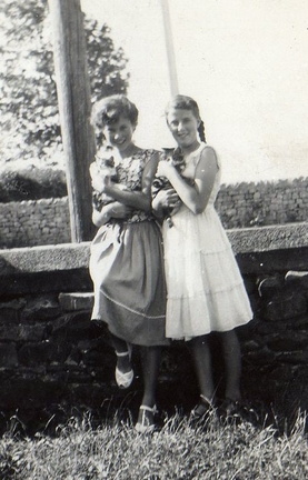 0971, JR aj, 5 Jul 1957, Pamela Bingham &amp; Jane Ireland