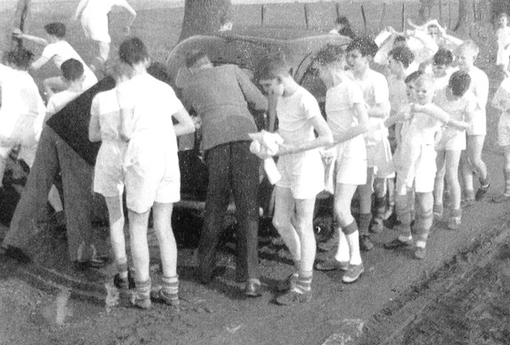 1084, C59 20A, 22 Jul 1959, Sweaters off