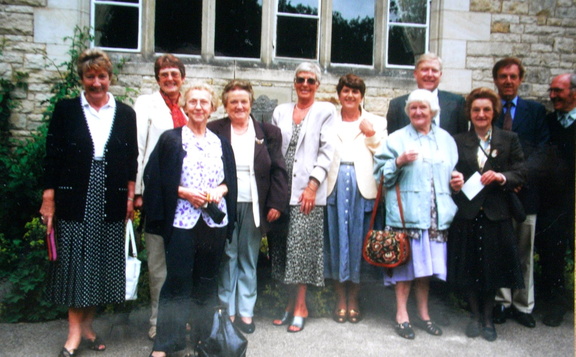 1364, BG 211, 16 Sep 2000, Reunion - Marion Flintoff, Elisabeth Kershaw, Joan Riding, Lucy Fletcher, June Errington, Doris Fletcher, Miss Smith, Ian Garth, Miss Bownass, Keith Charnley &amp; Neil Caton
