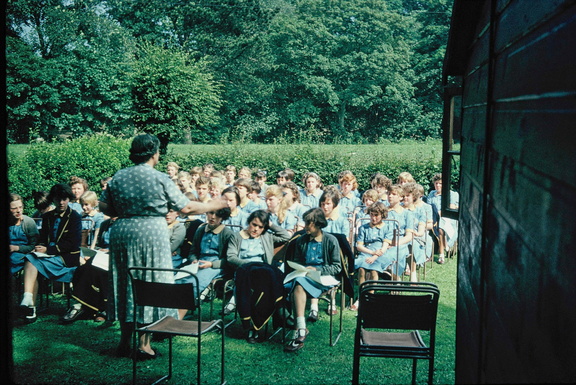 1136.20, JW 6001, 1 Jun 1960, Mrs Butler music lesson in The Cottage garden