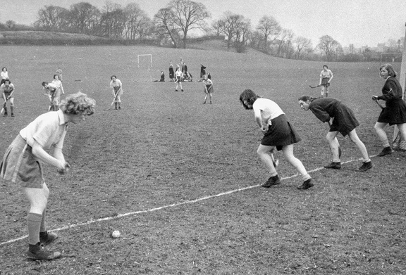 1090.01, BG 056, 22 Jul 1959, Hockey First XI, 1958-59 Eileen Ramwell on left