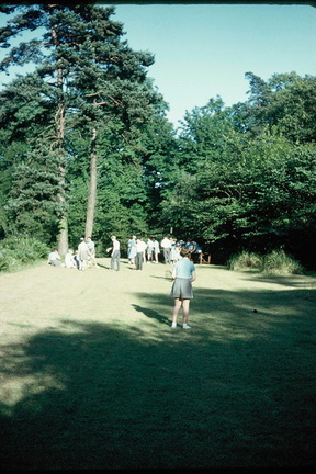 1040.40, JW 6127, 1 Jun 1958, Mixed group relaxing at break