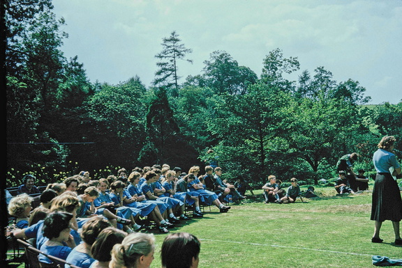 1040.45, JW 6128, 1 Jun 1958, Waiting to watch a play