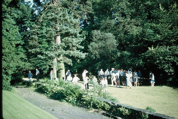 1040.55, JW 6130, 1 Jun 1958, Mixed group in the gardens