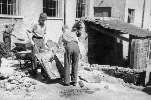 1054.22, JW 141, 5 Jul 1958, Demolishing Mr Dinsdale's office for new cloakroom