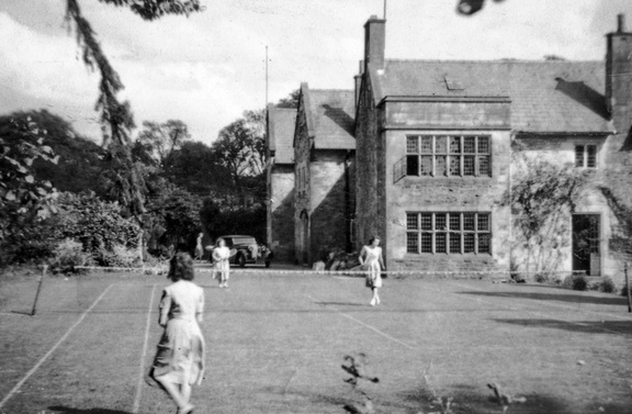 0099.00, JW 079, 4 Jul 1950, Playing on tennis court