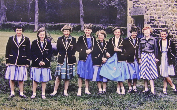 1055.10, PW 020, 8 Jul 1958, Girls by the Barn