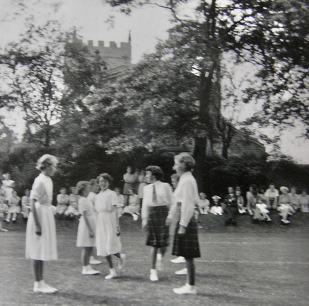 0084.10, EK 001, 1 May 1950, Girls Church Court, Elisabeth Kershaw in centre