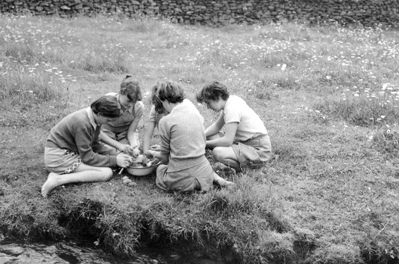 0950.40, JW 154, 2 Jun 1957, Guides at camp