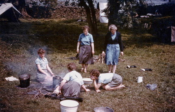 0950.35, JW 121, 2 Jun 1957, Guides at camp